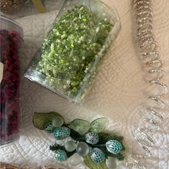 Holiday assortment of napkin rings and sparkly decor. ❣️ - Picture 4 of 5